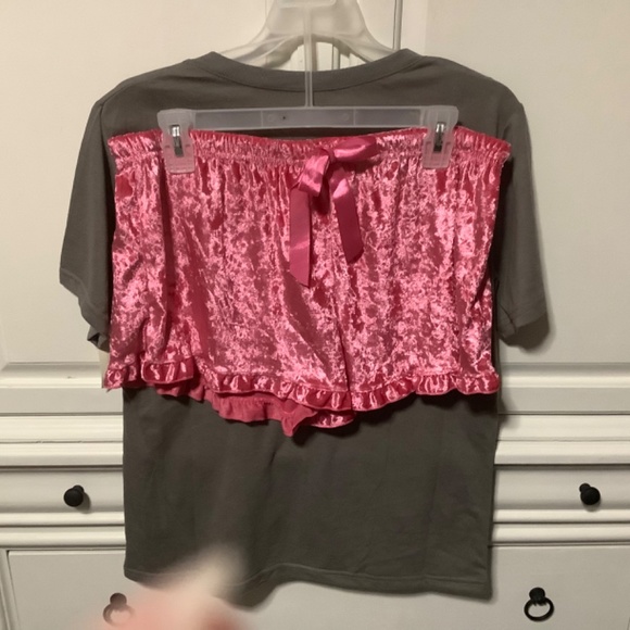 NWT ladies Medium 2 pc short pj set, gray love top and velvety pink shorts - Picture 4 of 8